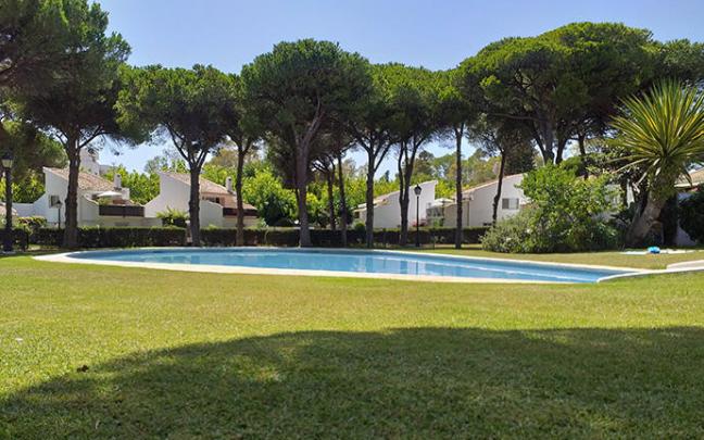 Una piscina en una urbanización.