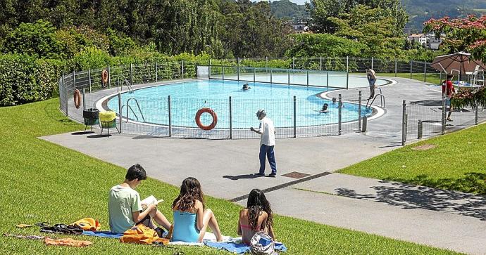 Espacio de las piscinas exteriores del polideportivo de Intxaurrondo, el pasado año, tras su reapetura.