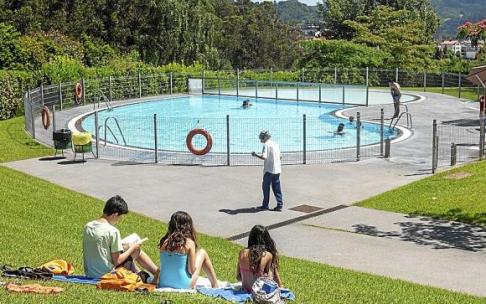 Espacio de las piscinas exteriores del polideportivo de Intxaurrondo, el pasado año, tras su reapetura.