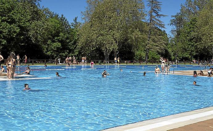 Piscina de Gamarra durante una jornada correspondiente a otra temporada estival. Foto: I. Foronda