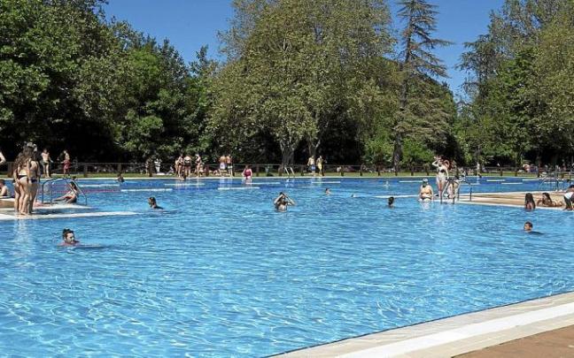 Piscina de Gamarra durante una jornada correspondiente a otra temporada estival. Foto: I. Foronda