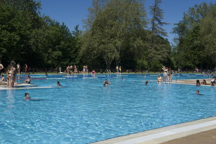 Personas bañándose el primer día de la temporada de las piscinas de Gamarra