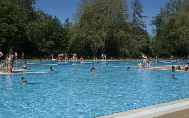 Personas bañándose el primer día de la temporada de las piscinas de Gamarra