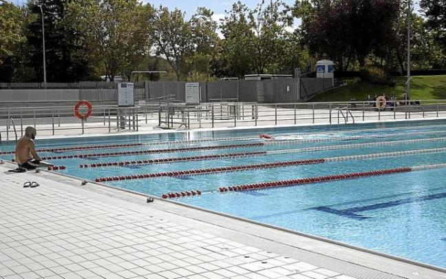 Un solitario bañista se remoja las piernas en el borde de la piscina de Mendizorrotza ayer, poco antes del mediodía. Foto: Josu Chavarri