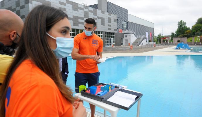 Varios socorristas toman muestras del agua en las piscinas exteriores del polideportivo de El Fango, en Rekalde.