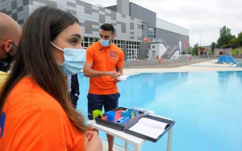 Varios socorristas toman muestras del agua en las piscinas exteriores del polideportivo de El Fango, en Rekalde. Varios socorristas toman muestras del agua en las piscinas exteriores del polideportivo de El Fango, en Rekalde.