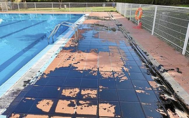 Parte del aceite industrial vertido sobre el acceso a la piscina grande de Oteiza. Foto: Rubén Martínez Landa