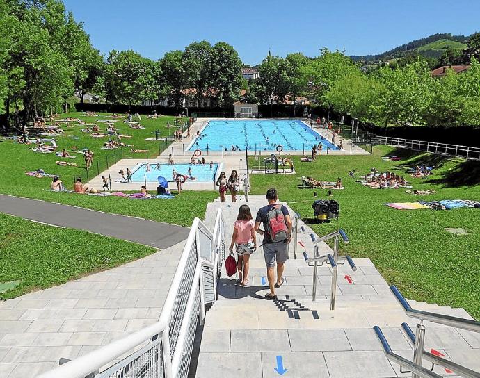 Las piscinas municipales de Urretxu, el verano pasado. Foto: A.Z.