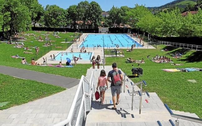 Las piscinas municipales de Urretxu, el verano pasado. Foto: A.Z.