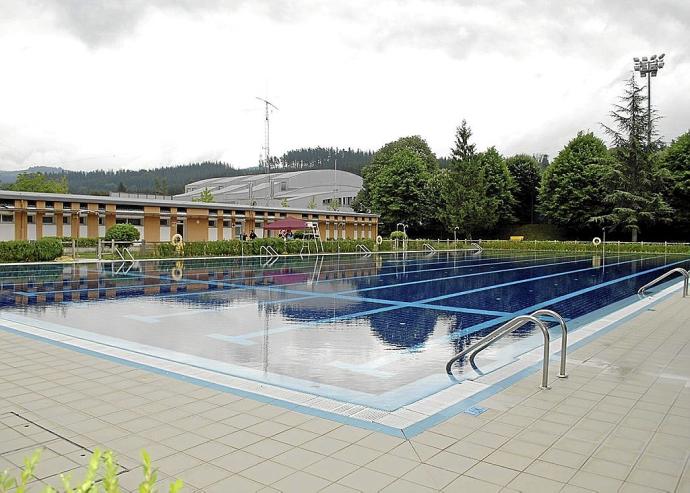 Vista del complejo de las piscinas de temporada de Amurrio, en el área deportiva de Bañuetaibar.