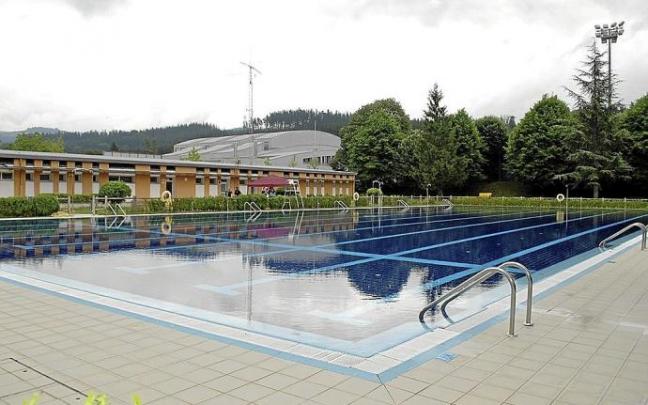 Vista del complejo de las piscinas de temporada de Amurrio, en el área deportiva de Bañuetaibar.