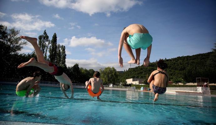 Los primeros chapuzones de los bañistas, este sábado en las instalaciones de Martiket (Villava).