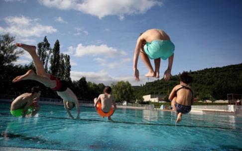 Los primeros chapuzones de los bañistas, este sábado en las instalaciones de Martiket (Villava).