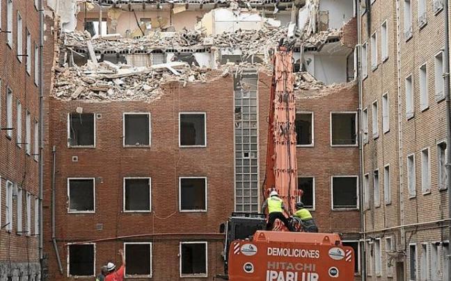 Derribo de los bloques de la avenida de Olarizu. Foto: Alex Larretxi