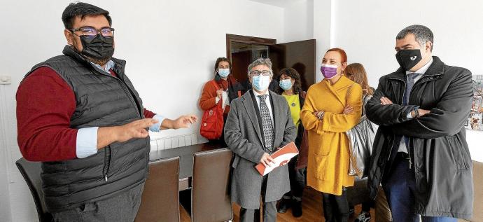 Luis Gadea, participante del programa 'Jóvenes Solidarios', mostrando su piso en el barrio de Bilbao La Vieja.