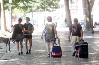 Varias jóvenes turistas con sus maletas.