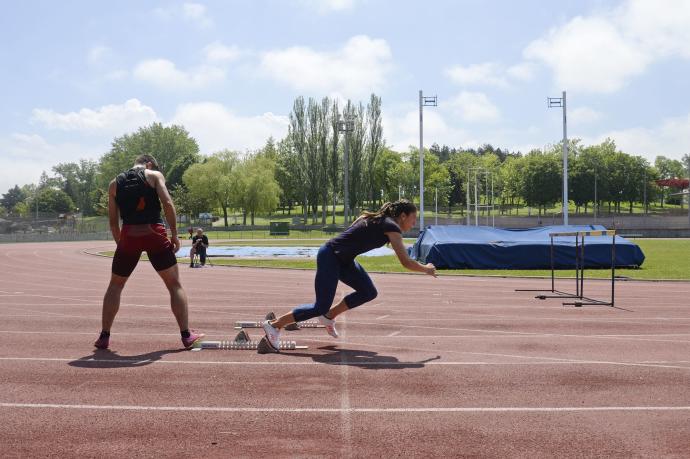 Varios atletas entrenan en Mendizorroza.