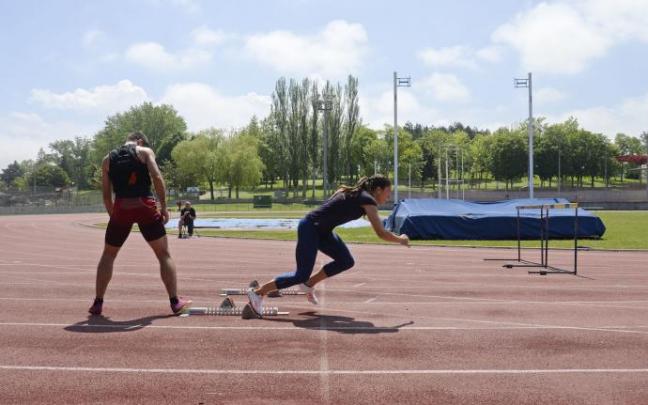 Varios atletas entrenan en Mendizorroza.