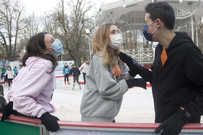 Varios jóvenes disfrutan de la pista de hielo del Parque de la Florida.