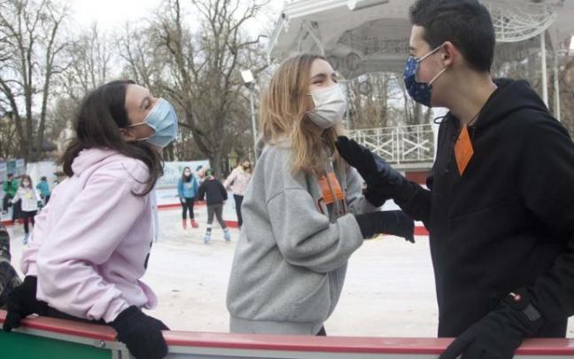 Varios jóvenes disfrutan de la pista de hielo del Parque de la Florida.