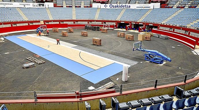 La pista de Illunbe, en plena transformación para volver a acoger baloncesto, tras servir como vacunódromo.