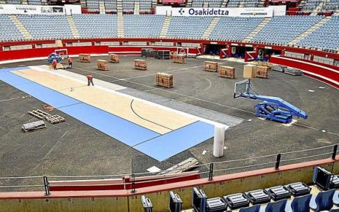 La pista de Illunbe, en plena transformación para volver a acoger baloncesto, tras servir como vacunódromo.
