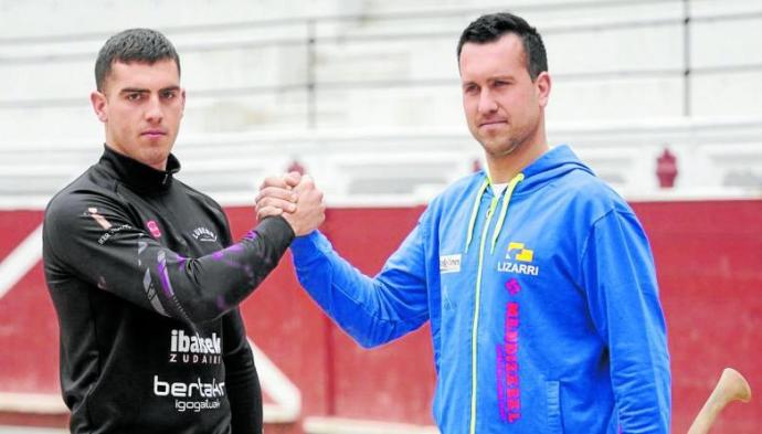 Vicente y Larrañaga se estrechan la mano ayer en la plaza de toros de Tolosa, donde el sábado se jugarán 7.000 euros en una dura apuesta.