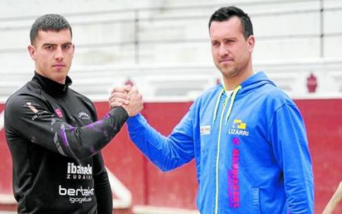 Vicente y Larrañaga se estrechan la mano ayer en la plaza de toros de Tolosa, donde el sábado se jugarán 7.000 euros en una dura apuesta.