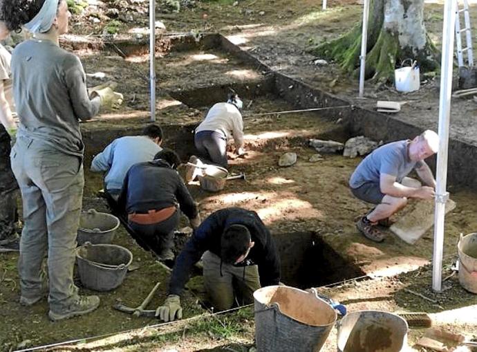 Expertos de la Universidad de Valladolid y aficionados del grupo Antxieta trabajando en Asurtzu. Foto: N.G.