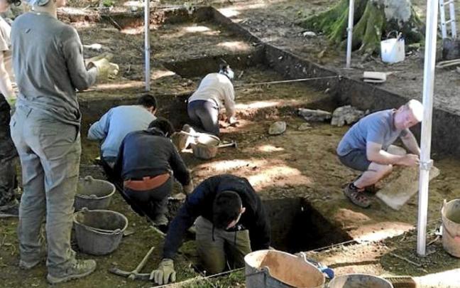 Expertos de la Universidad de Valladolid y aficionados del grupo Antxieta trabajando en Asurtzu. Foto: N.G.