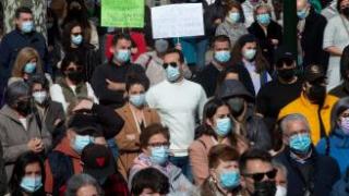 Algunos de los participantes en la protesta para exigir que se siga buscando a los desaparecidos en el naufragio.