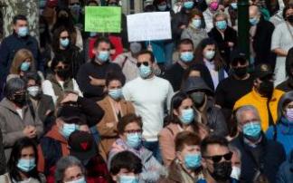 Algunos de los participantes en la protesta para exigir que se siga buscando a los desaparecidos en el naufragio. Algunos de los participantes en la protesta para exigir que se siga buscando a los desaparecidos en el naufragio.