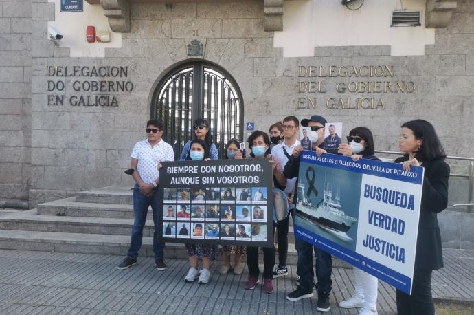Protesta de los familiares de los 21 fallecidos en el naufragio del 'Villa de Pitanxo' ante la Delegación del Gobierno en Galicia