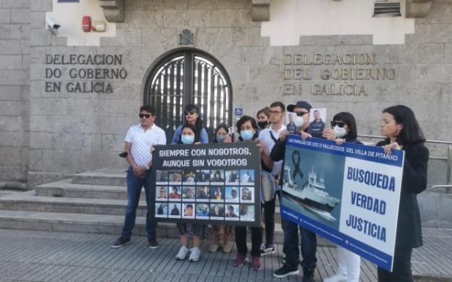 Protesta de los familiares de los 21 fallecidos en el naufragio del 'Villa de Pitanxo' ante la Delegación del Gobierno en Galicia