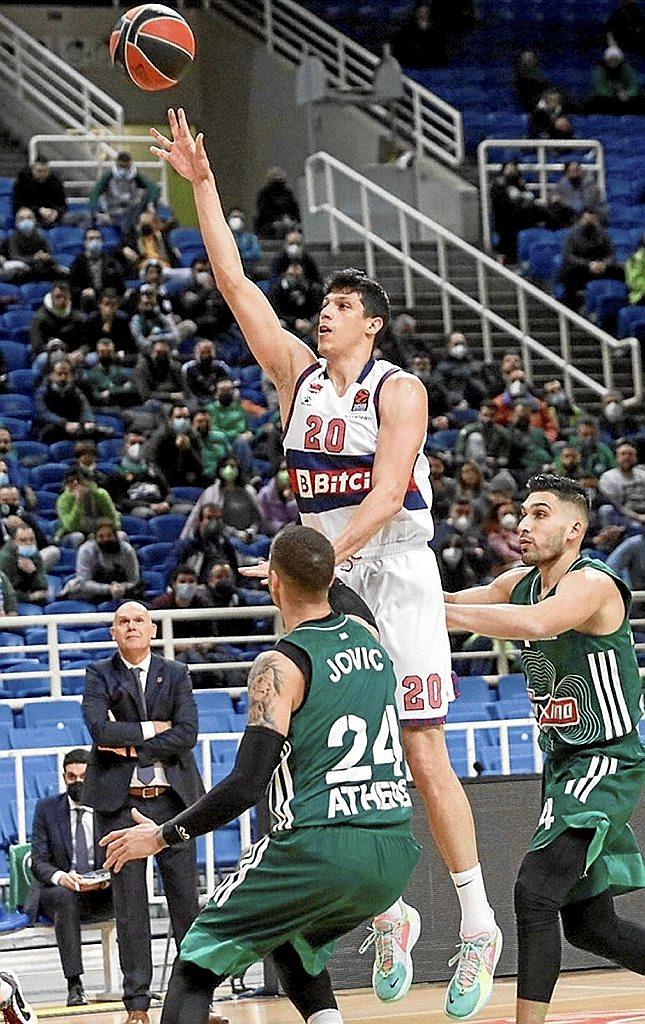 Spahija, de brazos cruzados, obseva el tiro de Fontecchio. Foto: Efe