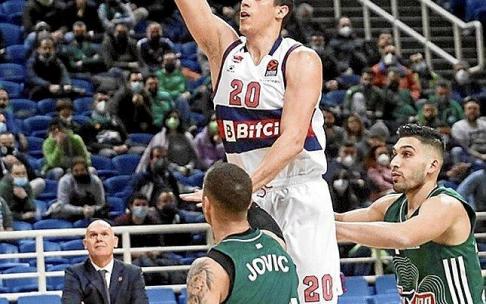 Spahija, de brazos cruzados, obseva el tiro de Fontecchio. Foto: Efe