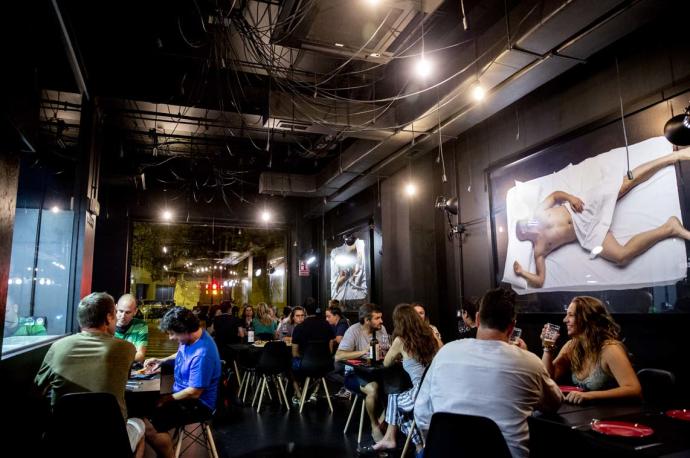 Cena para amigos previa a la apertura de la pizzería Pallapizza de la calle Julián Gayarre.