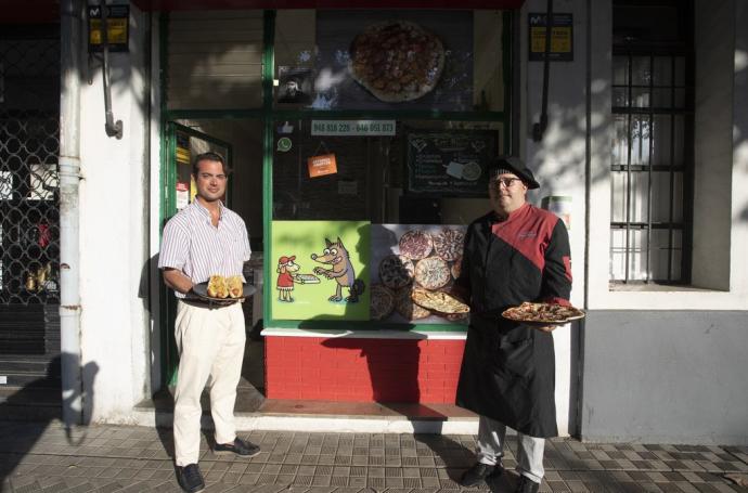 Juan Dopico y David Tarroc, dueño y chef de la pizzería Tutti Ricchi de Pío XII, posan con los platos estrellas de la carta.