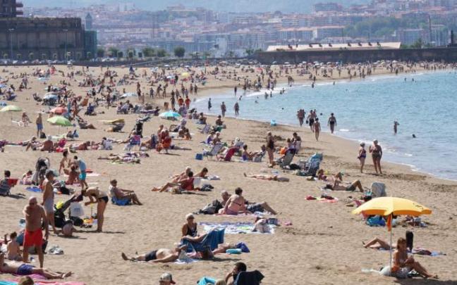 Los usuarios disfrutan de un día de playa en Ereaga Los usuarios disfrutan de un día de playa en Ereaga