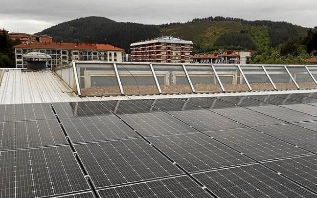 Las placas instaladas en la cubierta del polideportivo. Foto: Legazpiko Udala