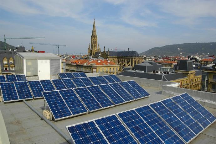 Placas solares instaladas en la cubierta del colegio Urbieta.