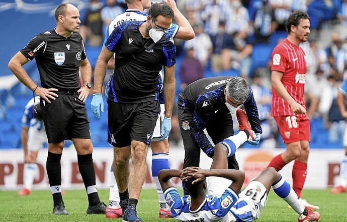 Los servicios médicos de la Real atienden a Isak, en presencia del árbitro Mateu Lahoz, durante el partido de ayer. Foto: Ruben Plaza