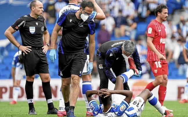 Los servicios médicos de la Real atienden a Isak, en presencia del árbitro Mateu Lahoz, durante el partido de ayer. Foto: Ruben Plaza