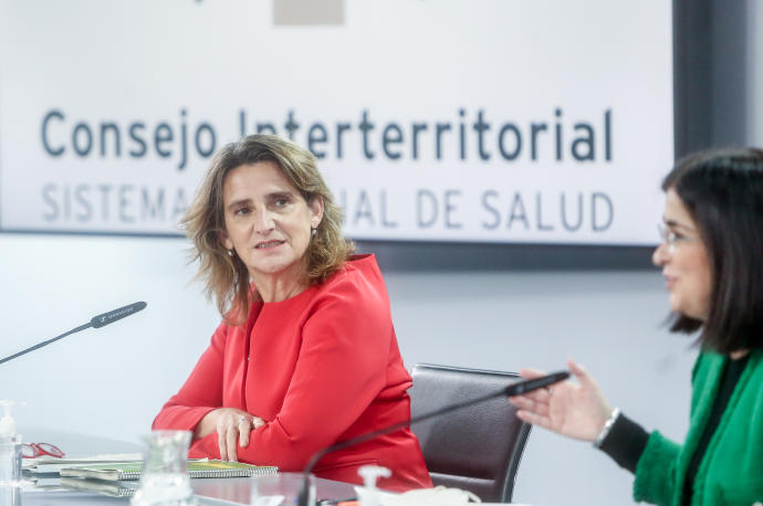 La vicepresidenta tercera y ministra para la Transición Ecológica y Reto Demográfico, Teresa Ribera, y la ministra de Sanidad, Carolina Darias