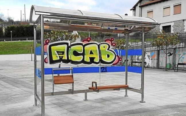 Una marquesina con pintadas en el barrio de Areta. Foto: A. Oiarzabal