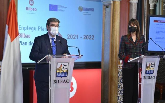 Juan Mari Aburto e Idoia Mendia en la presentación de los planes de empleo para la villa esta mañana de martes Juan Mari Aburto e Idoia Mendia en la presentación de los planes de empleo para la villa esta mañana de martes