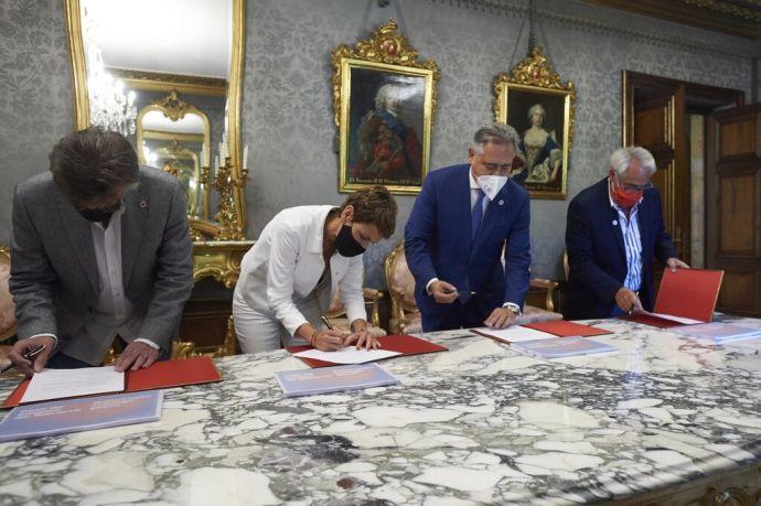 (Izda-dcha) Chechu Rodríguez, María Chivite, Juan Miguel Sucunza y Jesús Santos, durante la firma del Plan de Empleo en junio de 2021.