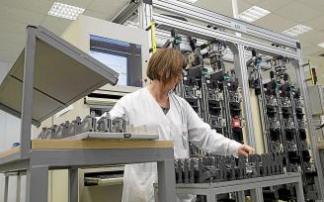 Una empleada trabaja en la línea de montaje de uno de los productos que fabrica su empresa
