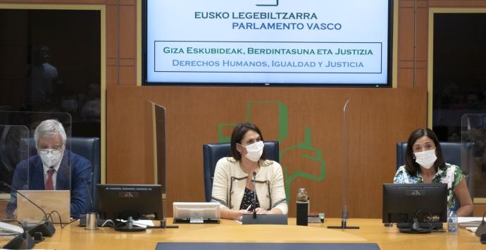 Beatriz Artolazabal (primera por la derecha), durante la comisión parlamentaria de Derechos Humanos, Igualdad y Justicia.