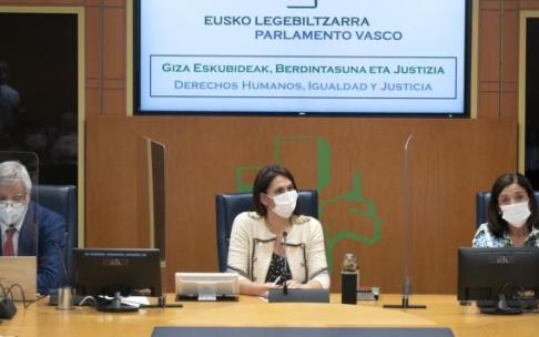 Beatriz Artolazabal (primera por la derecha), durante la comisión parlamentaria de Derechos Humanos, Igualdad y Justicia. Beatriz Artolazabal (primera por la derecha), durante la comisión parlamentaria de Derechos Humanos, Igualdad y Justicia.